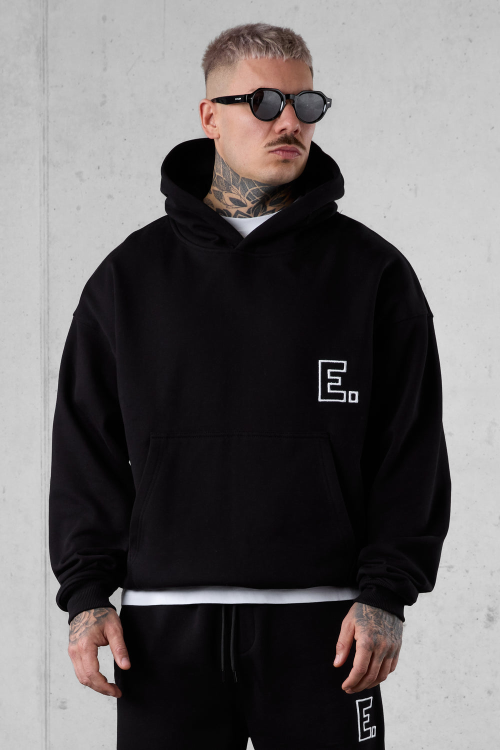 BLACK E. STATEMENT OVERSIZED HOODIE