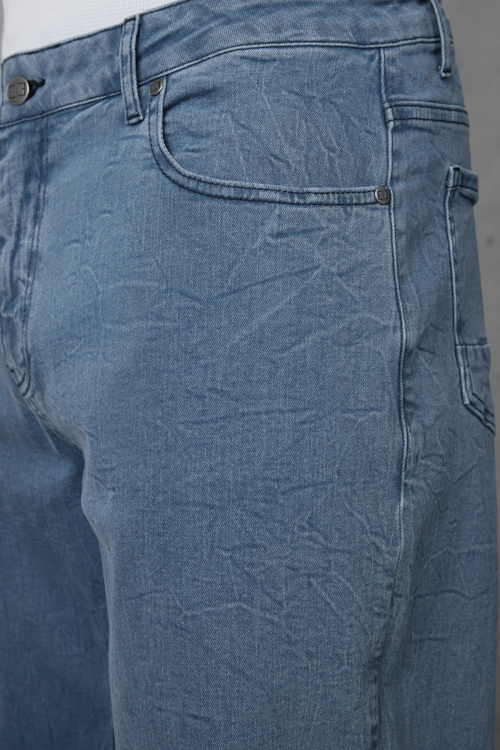 WASHED BLUE WRINKLED STRAIGHT JEANS